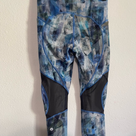 Lululemon On Pace Patterned Cropped Leggings Blue - Picture 3 of 12